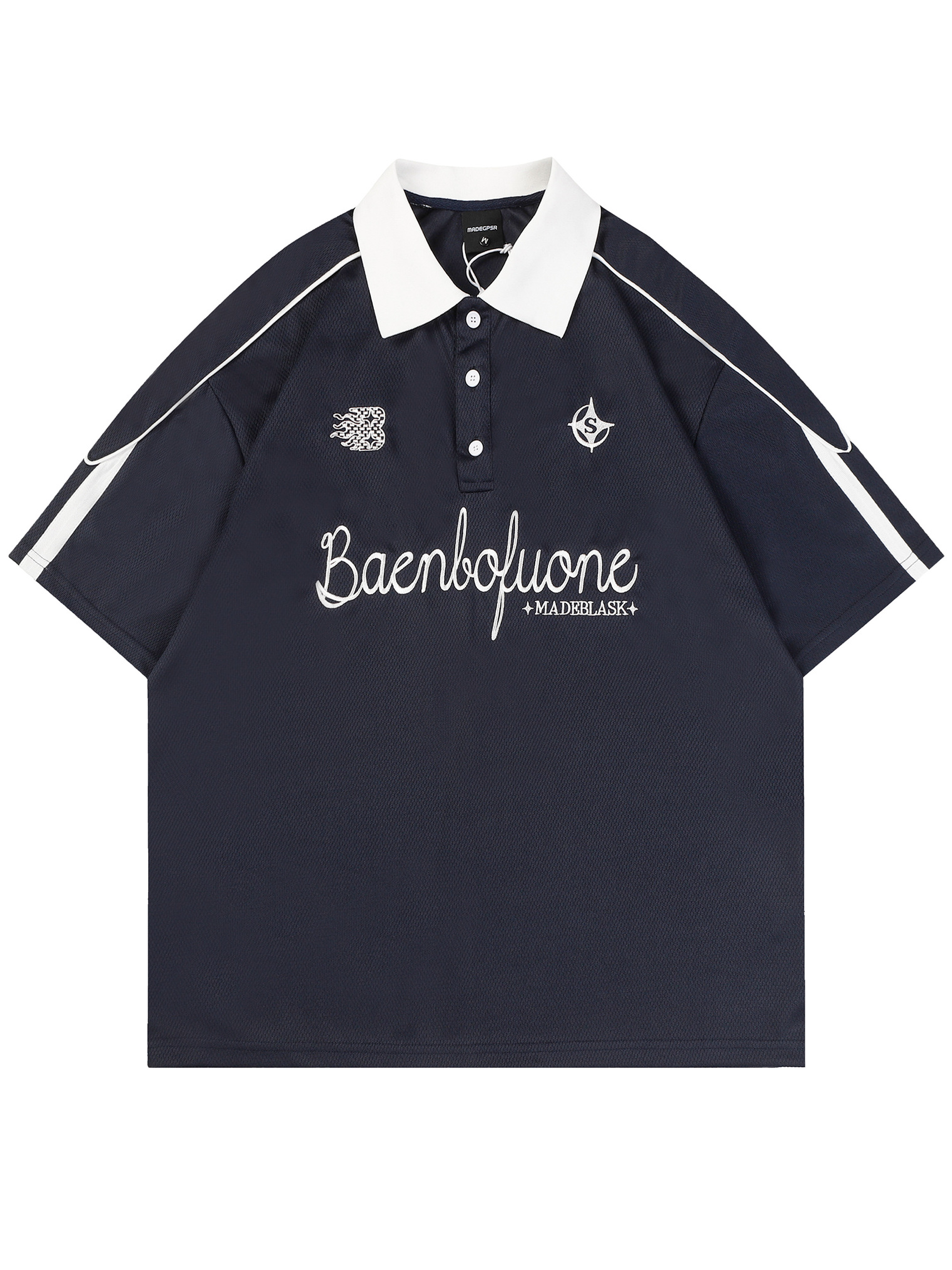 Polo con medio botón y gráfico de letras