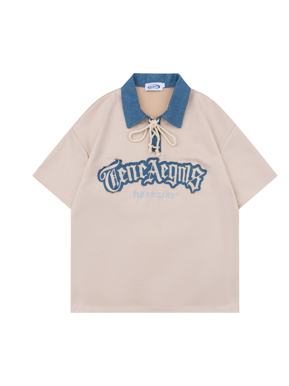 Polo con cuello en contraste y gráfico de eslogan