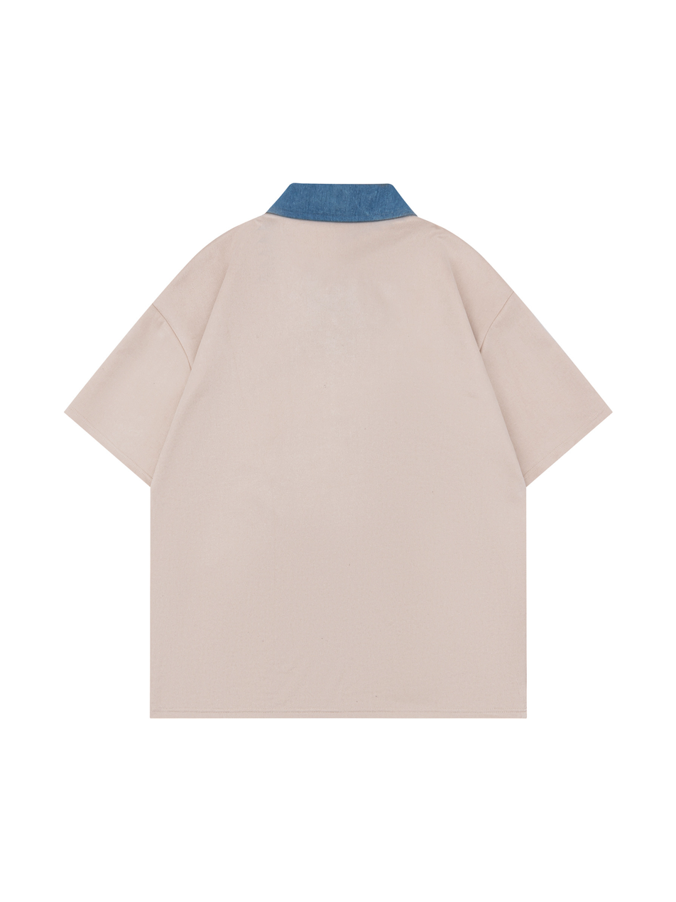 Polo con cuello en contraste y gráfico de eslogan