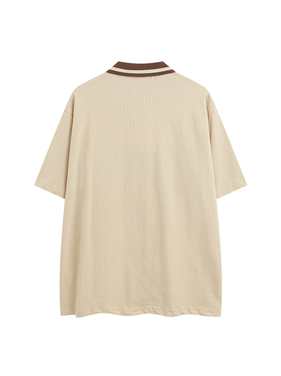 Polo con cuello en contraste y gráfico de letras