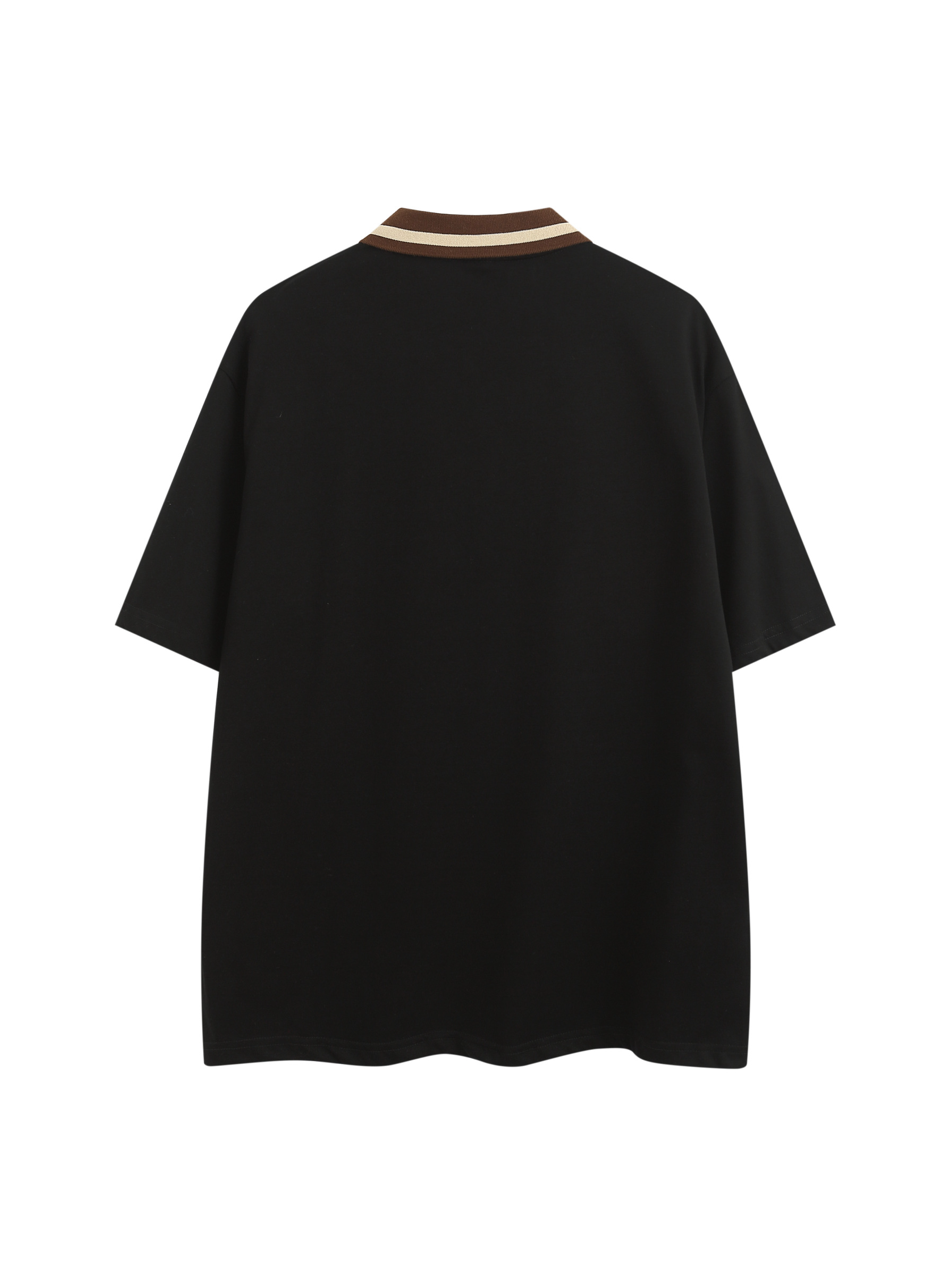 Polo con cuello en contraste y gráfico de letras