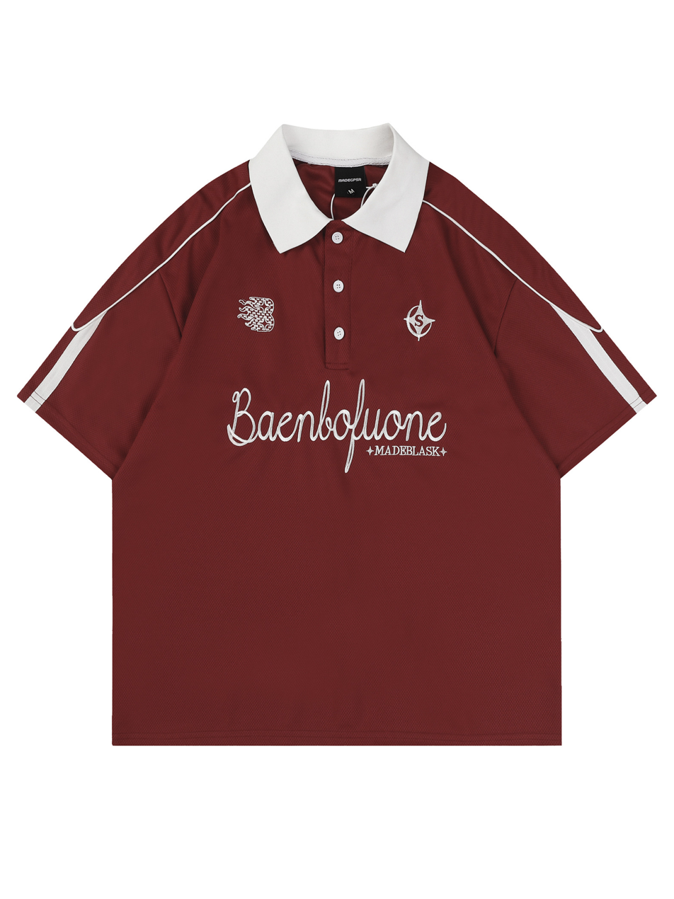 Polo con medio botón y gráfico de letras