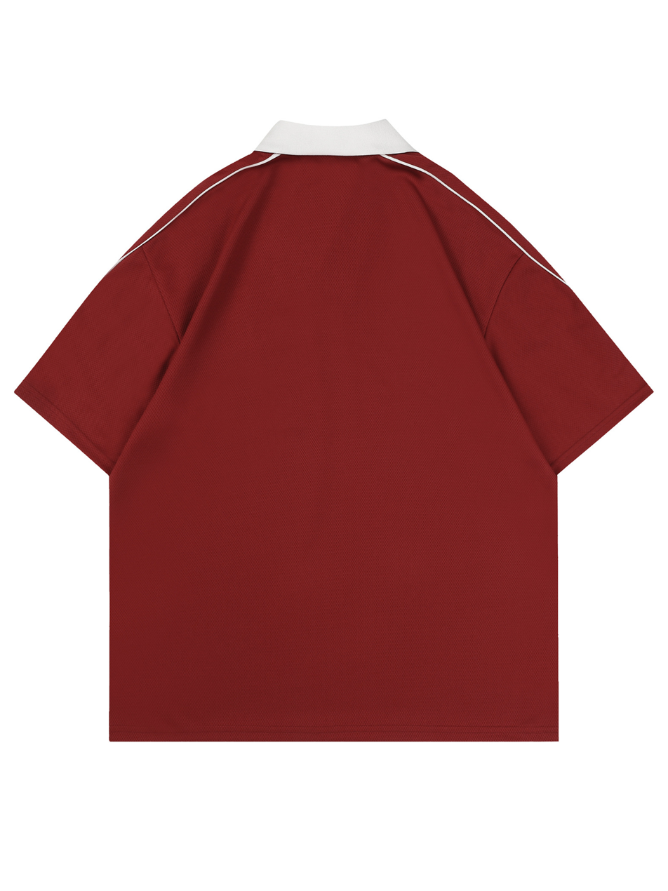 Polo con medio botón y gráfico de letras