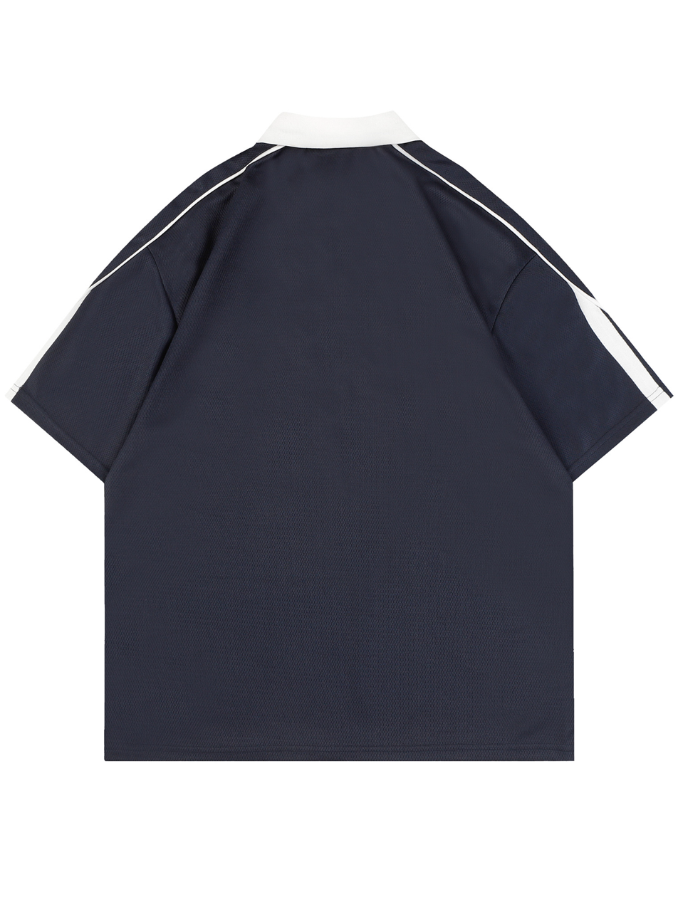 Polo con medio botón y gráfico de letras