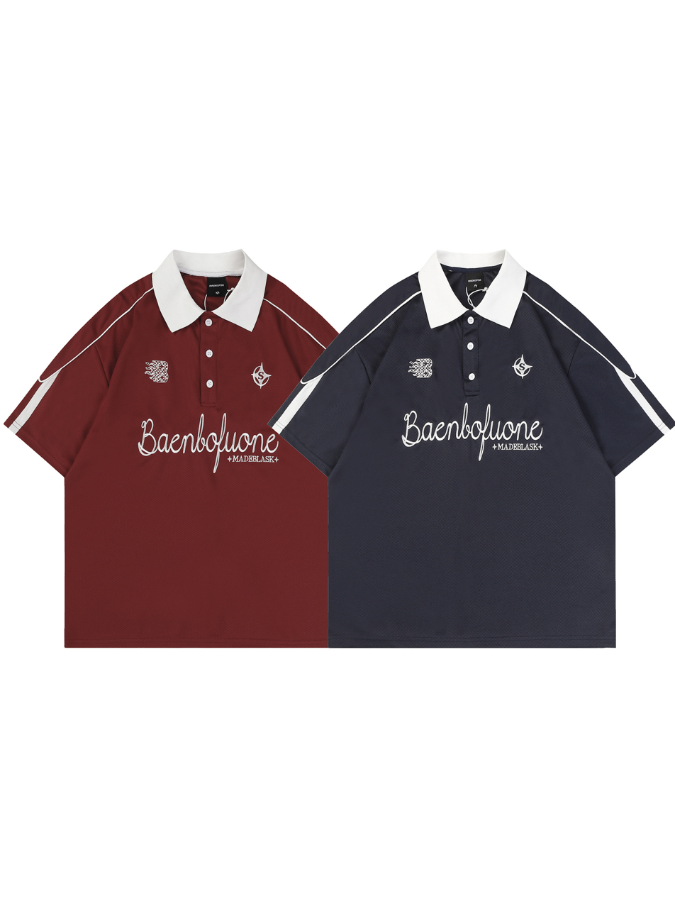 Polo con medio botón y gráfico de letras