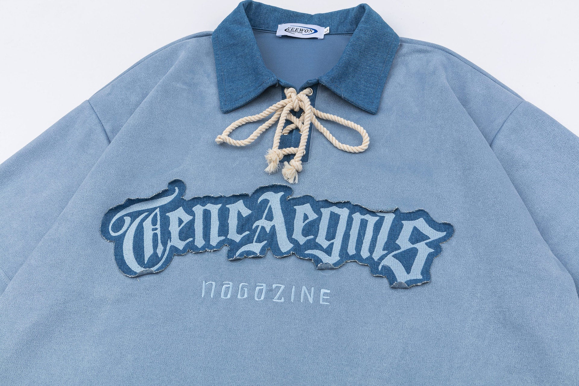 Polo con cuello en contraste y gráfico de eslogan