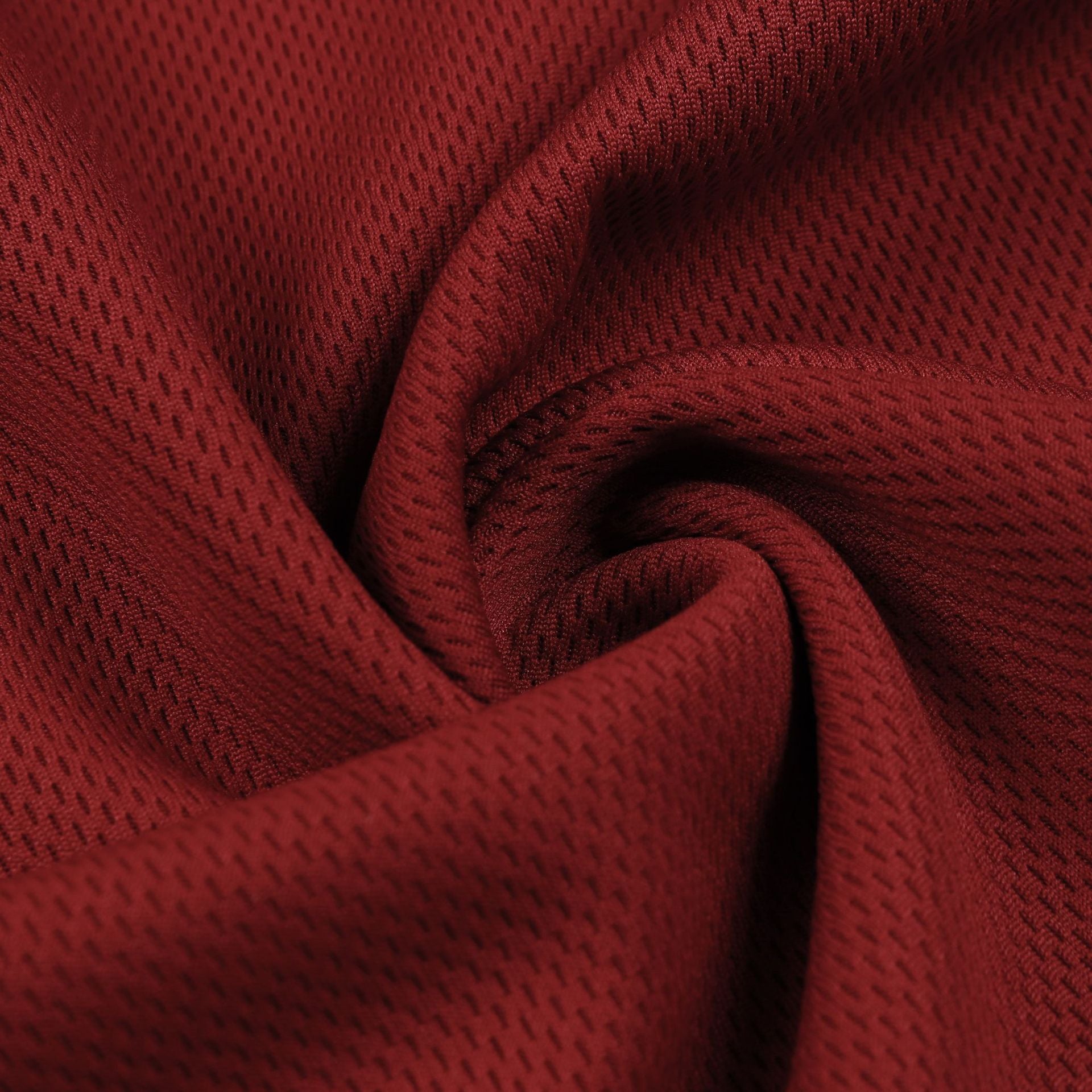 Polo con medio botón y gráfico de letras